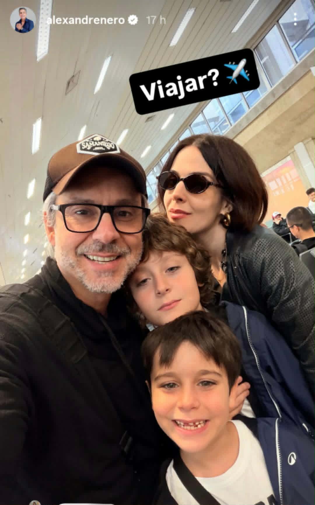 Alexandre Nero com a esposa e os filhos