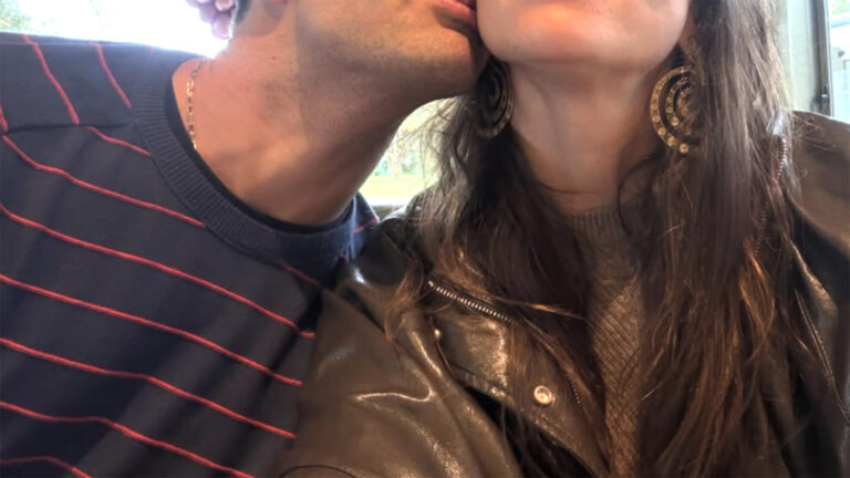 Aos 36 anos, jogador de futebol, que se tornou milionário com a carreira de sucesso, surge em clima de romance com a esposa