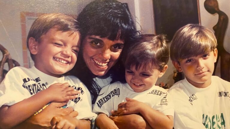 Reconhece? Crianças que aparecem em foto antiga com a mãe hoje brilham em novelas da Globo