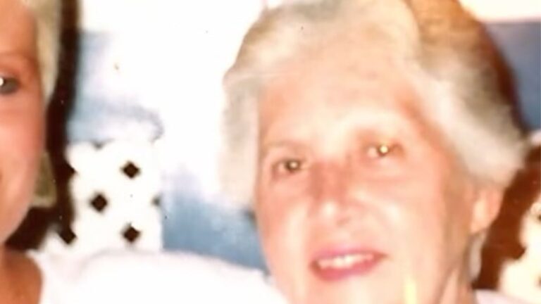 Aos 77, apresentadora de TV revela que ainda liga para a mãe falecida há 21 anos