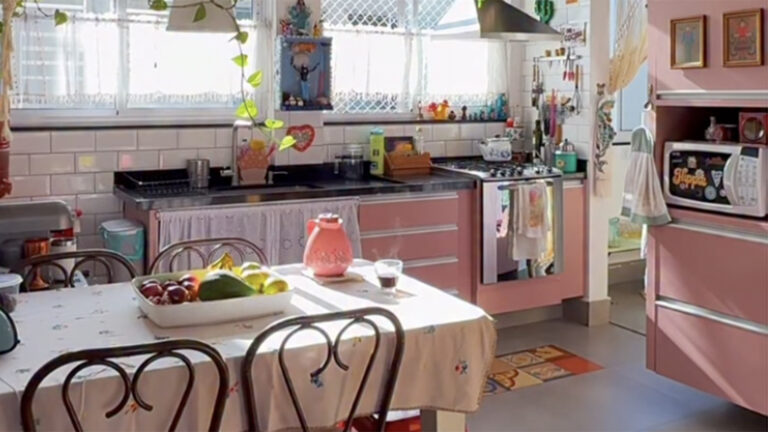 Aos 46 anos, atriz vive em apartamento com cozinha rosa e decoração repleta de detalhes