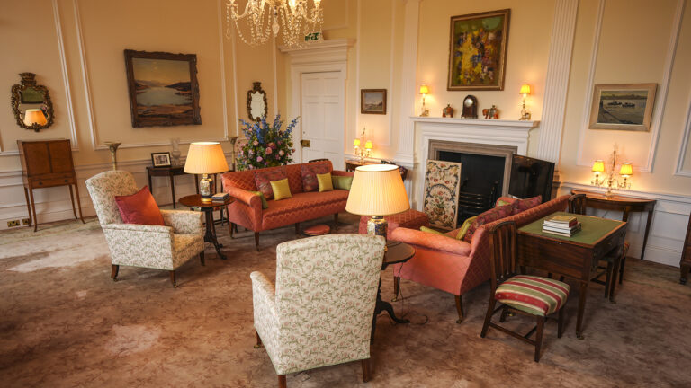 Realeza abre as portas do apartamento secreto da Rainha Elizabeth II em Palácio na Escócia