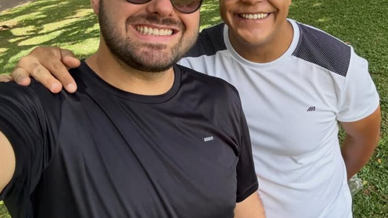 Aos 35 anos, apresentador da Globo encanta ao celebrar um ano de namoro com dentista: ‘Lindos’