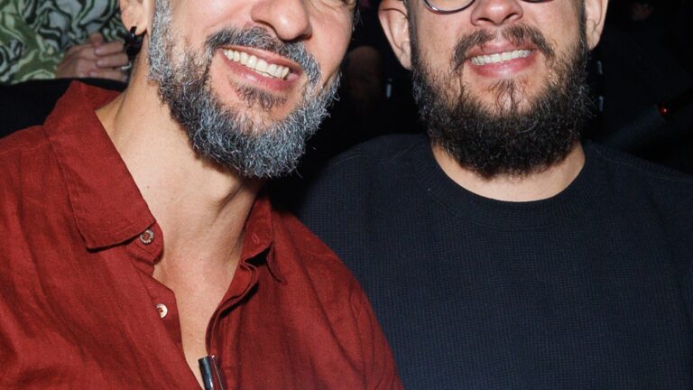 Aos 47 anos, galã da Globo faz rara aparição com o marido, que é professor