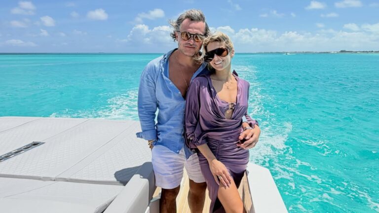 Aos 31 anos, atriz que se casou com ex de sua madrasta na ficção celebra dois anos de união