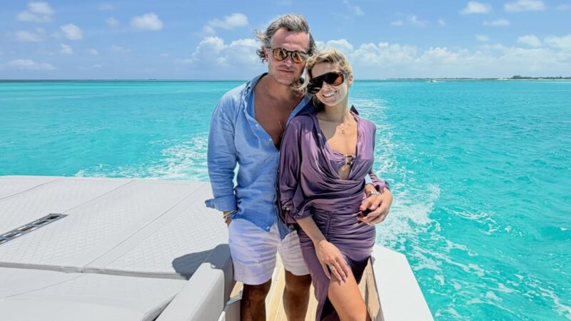 Aos 31 anos, atriz que se casou com ex de sua madrasta na ficção celebra dois anos de união