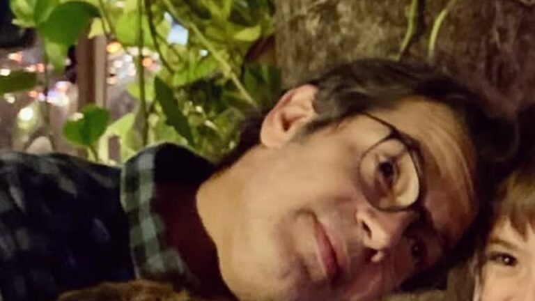 Os três filhos de Bruno Mazzeo roubam a cena em rara aparição com o ator: ‘Estão lindos’