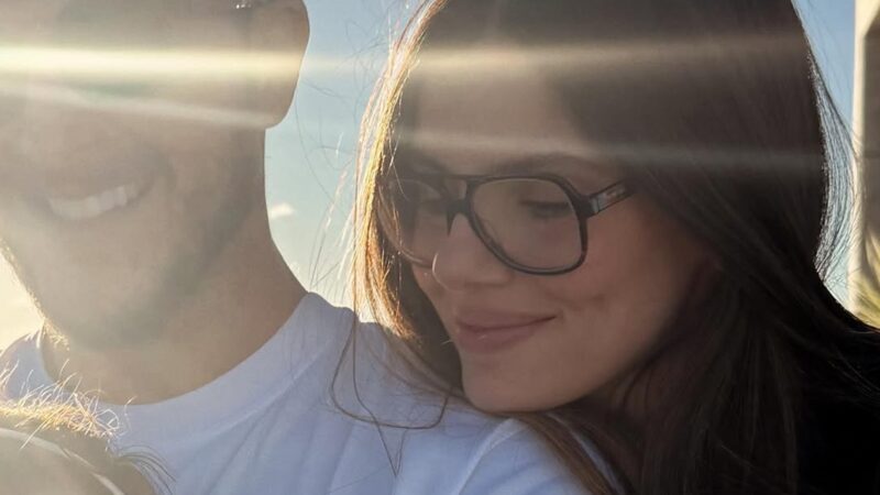 Camila Queiroz abre álbum de fotos com a filha, Clara — Foto: Reprodução / Instagram