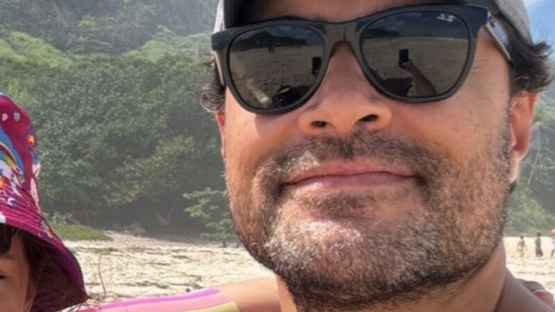 Aos 5 anos, filha de Carlo Porto encanta em passeio na praia
