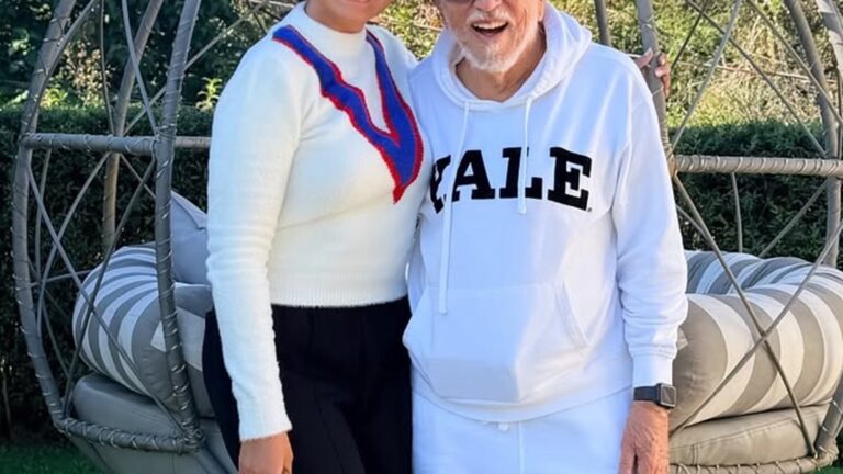 Aos 90 anos, apresentador encanta ao posar com a esposa 40 anos mais jovem: ‘Lindos’