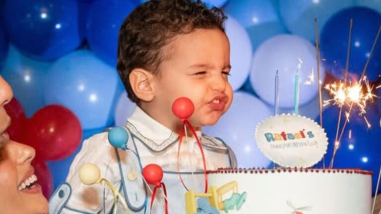 Filho caçula de Carol Celico comemora aniversário com bolo gigante