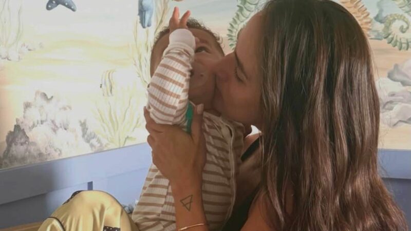 Carol Peixinho chama a atenção ao surgir no berço do filho