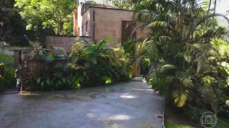 Aos 44 anos, ex-BBB abre as portas de casa cercada pela natureza e se emociona com surpresa dos filhos