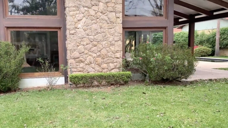 Aos 41 anos, ex-BBB e empresária é proprietária de casa luxuosa com lareira e janelas do chão ao teto
