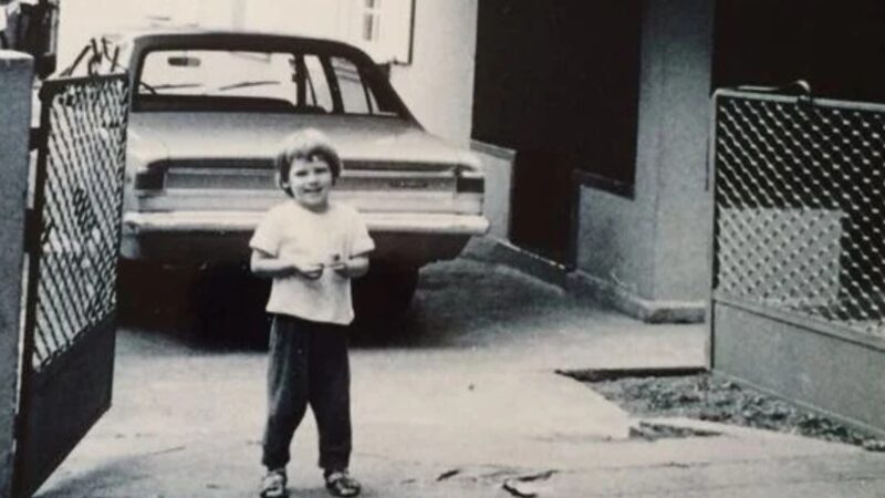 Reconhece? Criança da foto é apresentador brasileiro milionário e está prestes a completar 59 anos