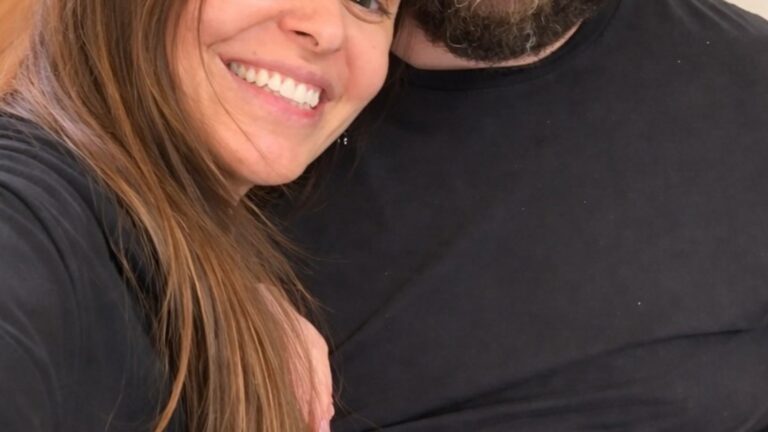 Discreto, cantor sertanejo impressiona com homenagem no aniversário da esposa