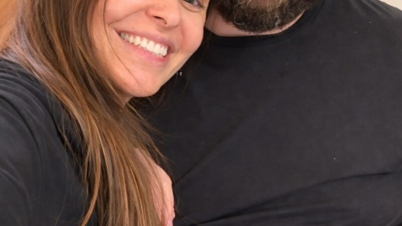 Discreto, cantor sertanejo impressiona com homenagem no aniversário da esposa