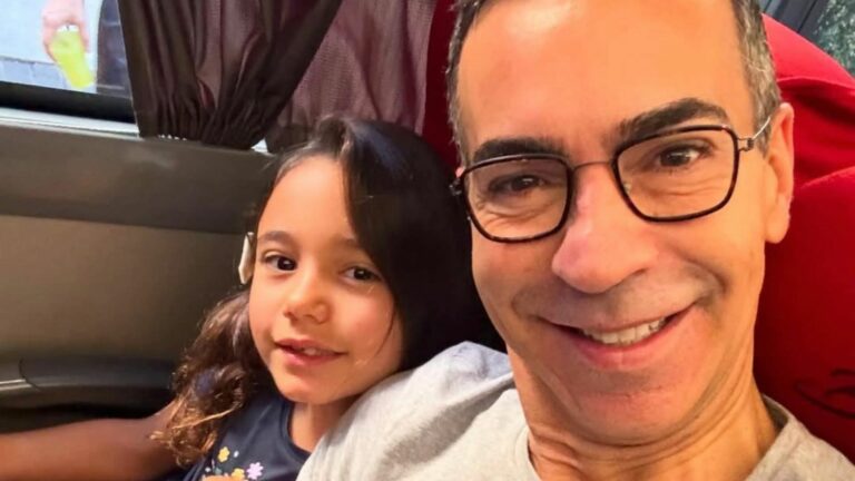 Aos seis anos, filha de César Tralli surpreende ao fazer presente para o apresentador