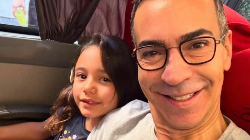 César Tralli ganha presente da filha