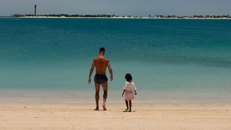 Aos 41 anos, jogador bilionário e recordista em Copas do Mundo surge em fotos raras com os filhos