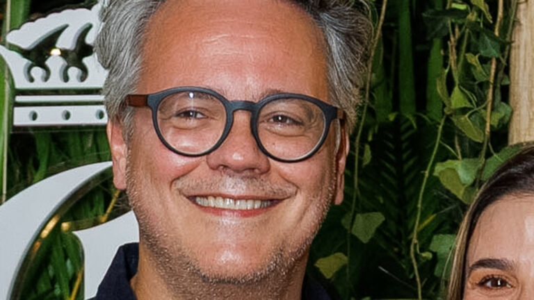 Aos 50 anos, Danton Mello faz rara aparição ao lado da esposa em noite especial