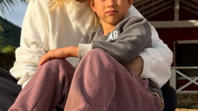 Aos 7 anos, filho de atriz de Três Graças encanta ao surgir em foto rara com a mãe: ‘Lindeza’