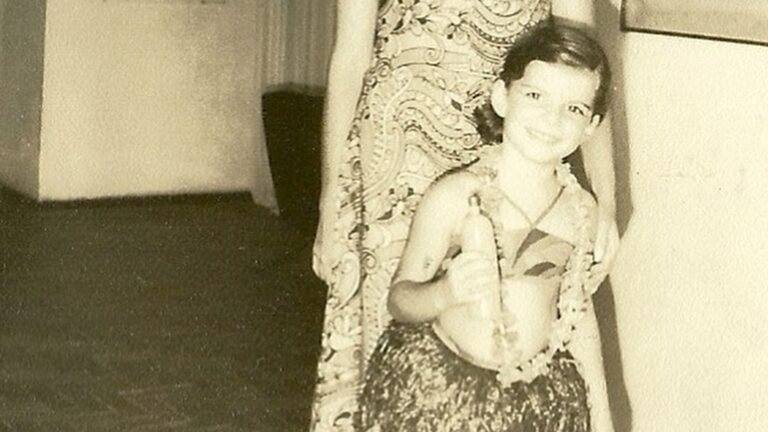 Adivinha quem é? Aos 62 anos, ela faz parte de família famosa e brilha como atriz na Globo