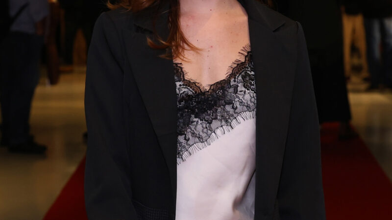 Atriz adere à tendência da renda no dia a dia. Saiba como incluir o detalhe em seus looks