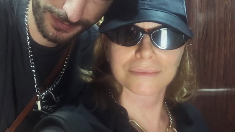 Debora Bloch chama atenção ao postar fotos raras com o marido e o filho de 28 anos: ‘Família linda’