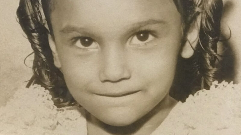 Aos 56 anos, menina da foto é mãe de 2 e brilha nas novelas da Globo