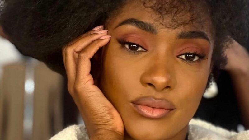 Aos 41 anos, Erika Januza revela que sofreu racismo de ex-namorado: ‘Macaquinha’