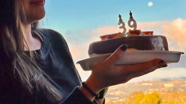 Aos 67 anos, atriz celebra aniversário da esposa 28 anos mais jovem: ‘Minha pequena alegria’