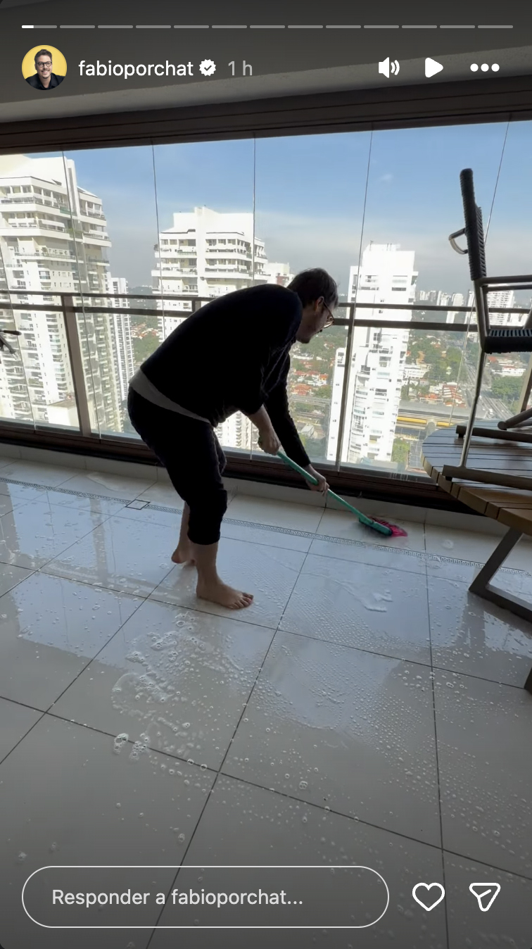Fábio Porchat faz faxina em casa - Foto: Reprodução / Instagram