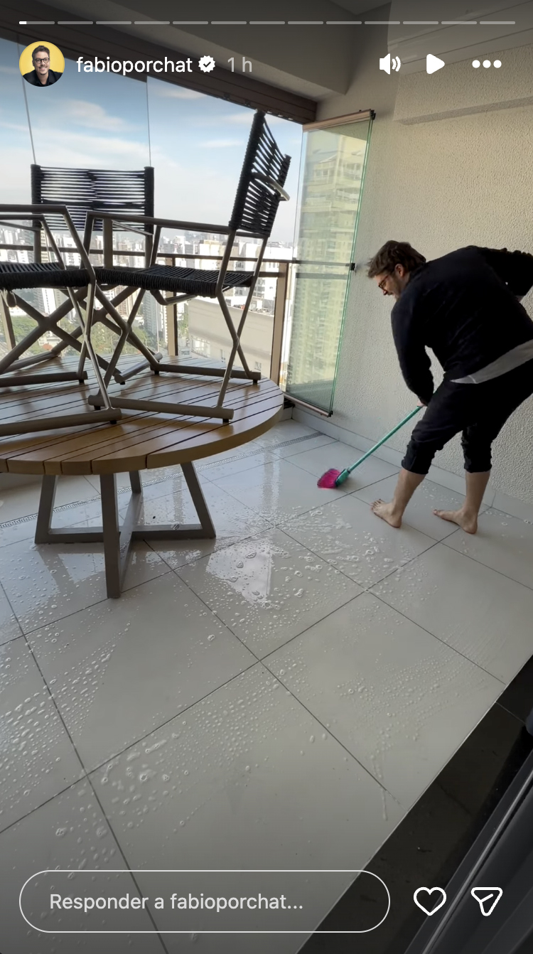 Fábio Porchat faz faxina em casa - Foto: Reprodução / Instagram