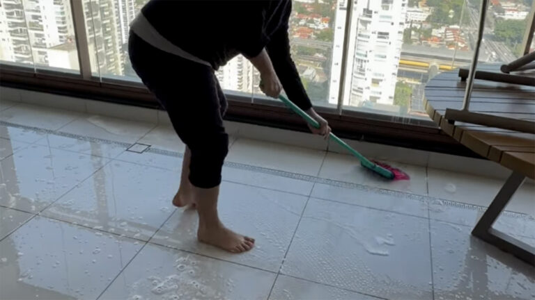 Gente como a gente! Apresentador de TV faz faxina em seu apartamento com vista deslumbrante