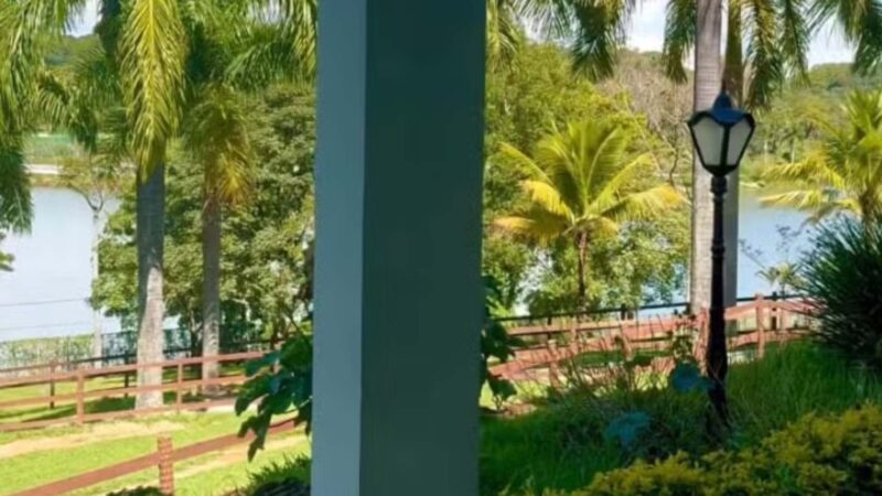 Aos 41 anos, cantora sertaneja tem fazenda de R$ 8 milhões com lago e criação de animais