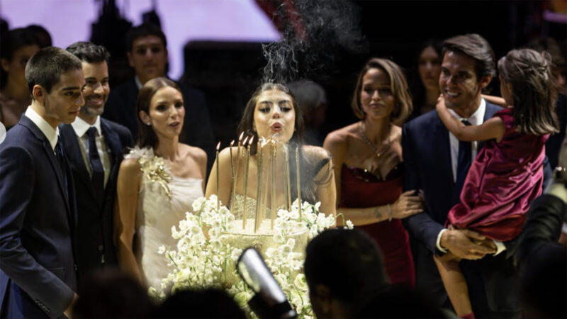 Veja o convite sofisticado da festa de 15 anos da filha de Kaká e Caroline Celico