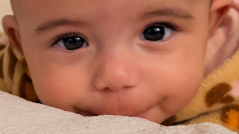 Aos 5 meses, filha de ex-BBB rouba a cena com look de oncinha