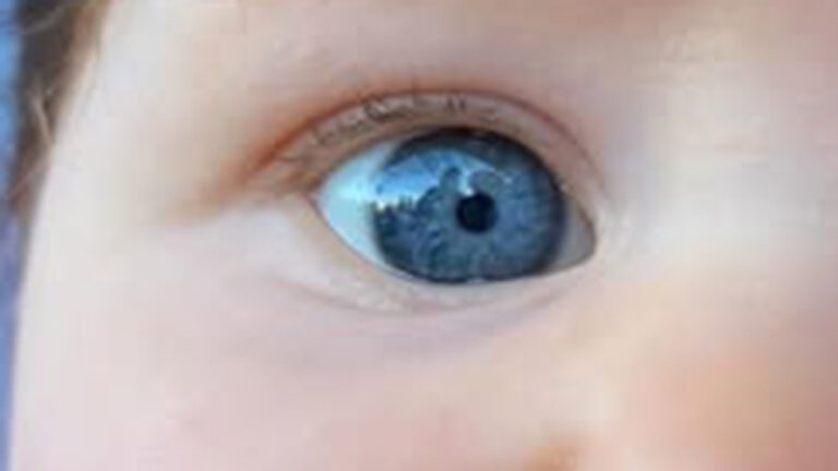 Olhos azuis da filha de Camila Queiroz parecem duas safiras no rosto da bebê de quatro meses