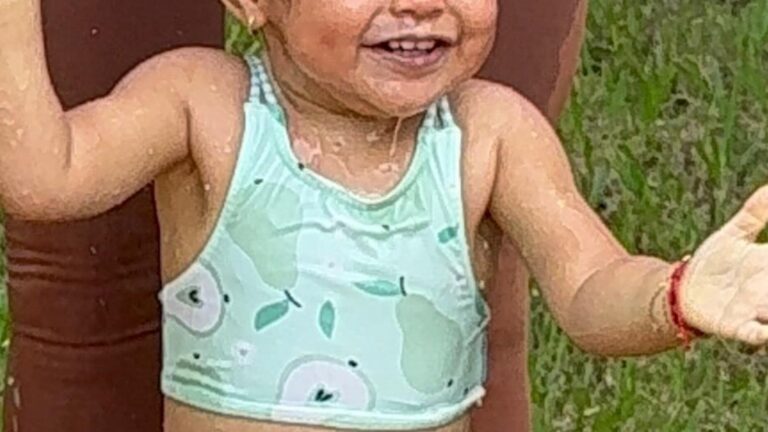 Com 1 ano e 4 meses, filha de famoso casal esbanja fofura em fotos na fazenda