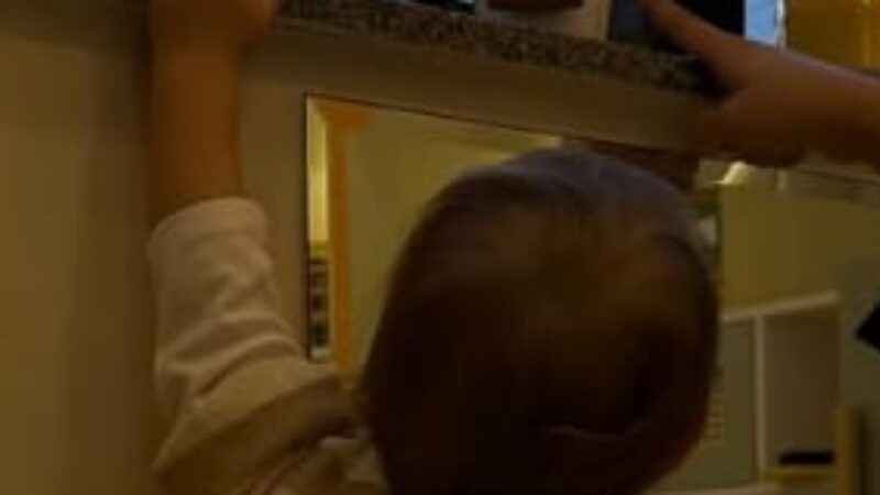 Aos 1 ano e 5 meses, filha de famoso cantor rouba a cena em momento fofo de descoberta