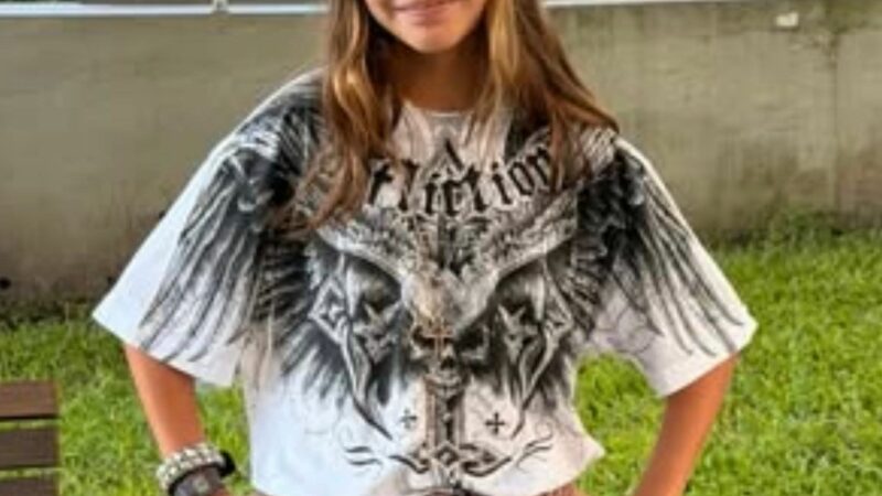 Aos 10 anos, filha de atriz famosa se veste como personagem da mãe e choca: ‘Idêntica’