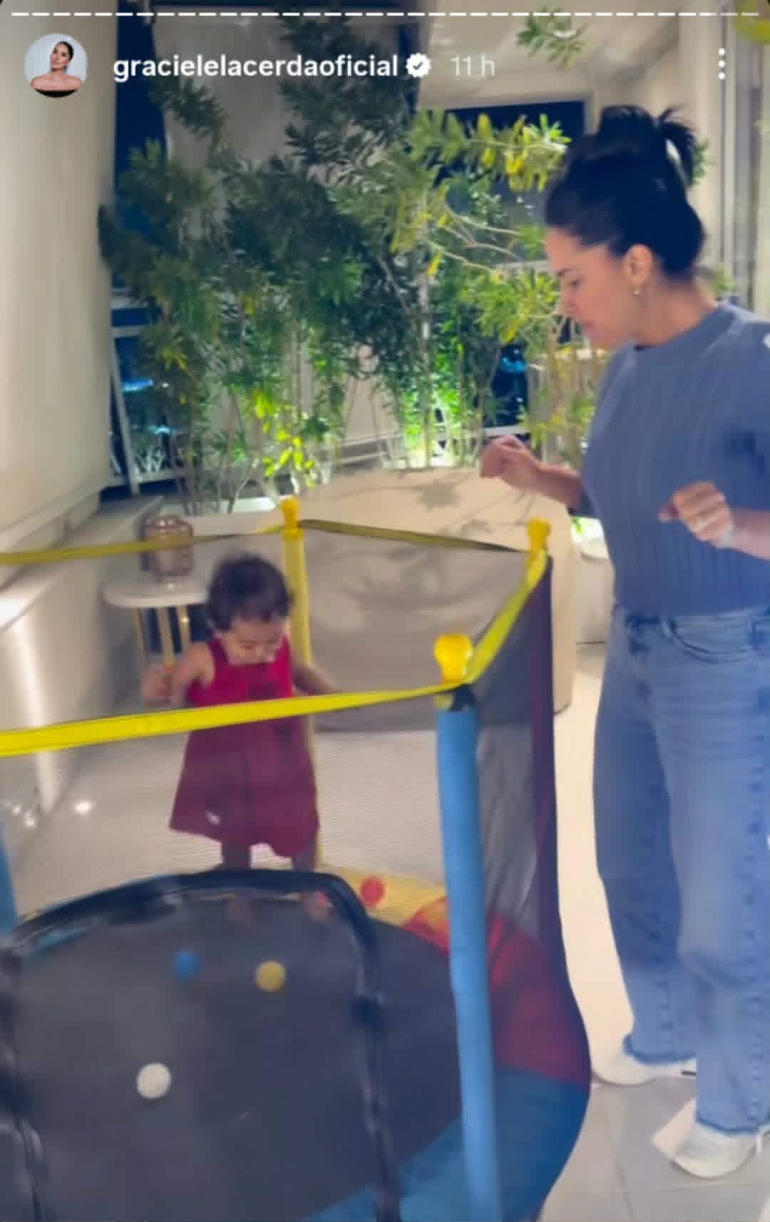 Filha de Zezé Di Camargo se diverte com brinquedo montado pela mãe