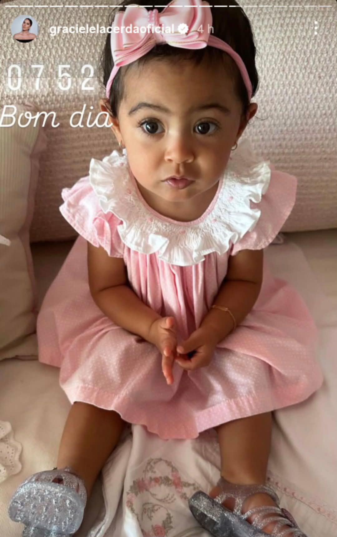 Filha de Zezé Di Camargo encanta com vestido rosa