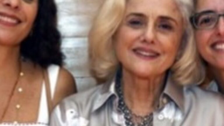Aos 79 anos, Marieta Severo surge em foto rara ao lado das três filhas com Chico Buarque