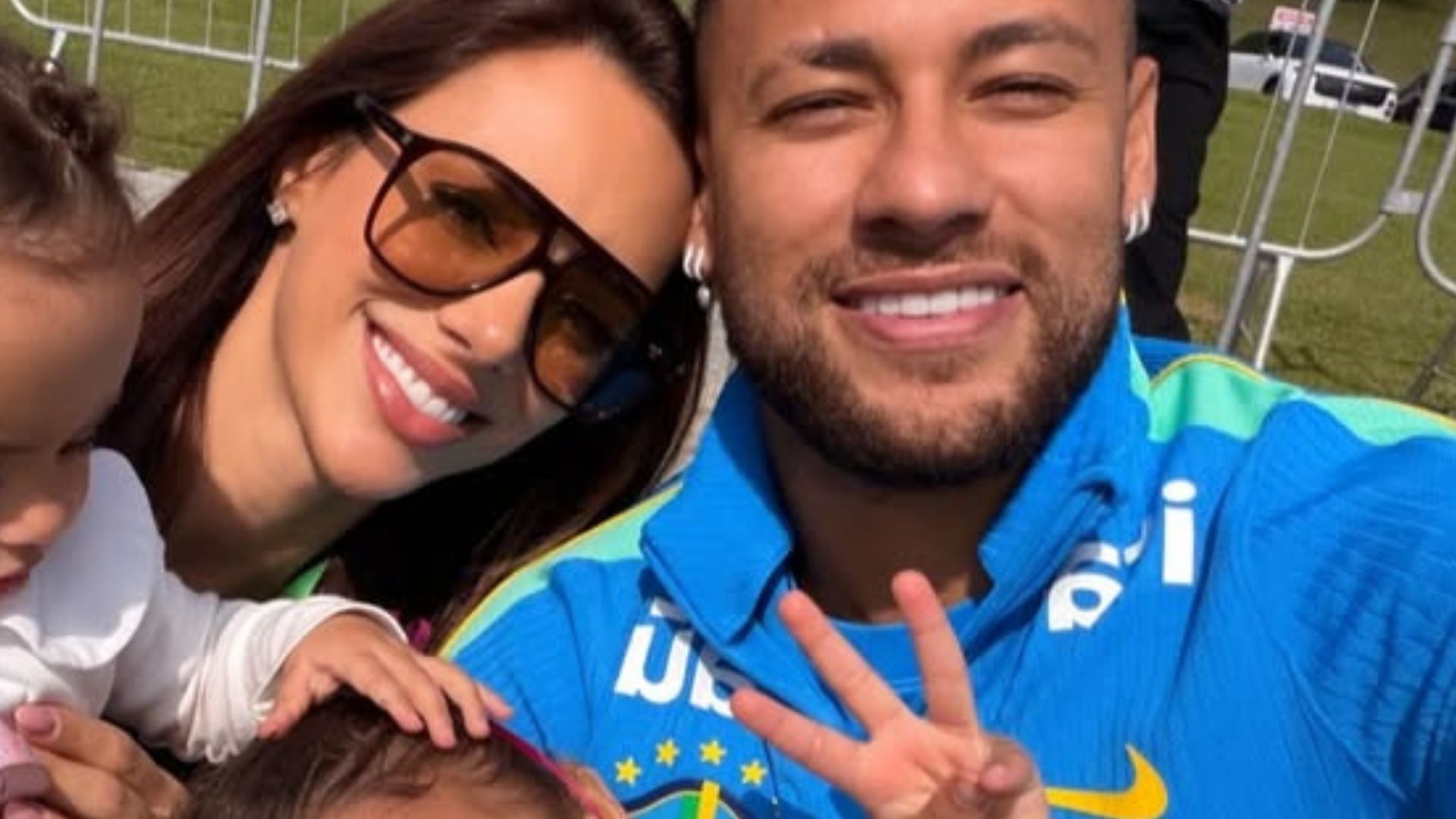 Neymar Jr e Bruna Biancardi com as filhas, Mavie e Mel - Foto: Reprodução / Instagram @brunabiancardi