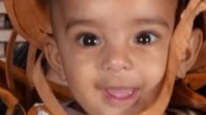 Filho caçula de famoso cantor rouba a cena ao surgir de vaqueiro em comemoração de mesversário