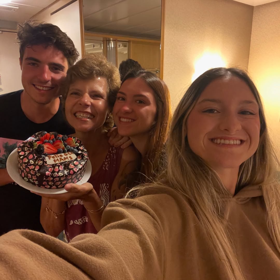 Filhos de Gugu Liberato com a mãe, Rose Miriam - - Foto: Reprodução / Instagram @sofi_liberato
