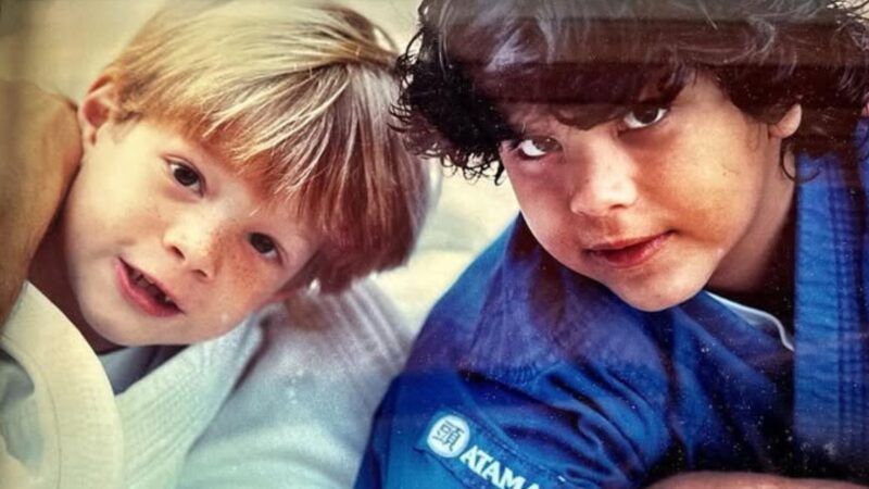 Reconhece? Crianças da foto cresceram, são irmãos e filhos de grande galã da Globo
