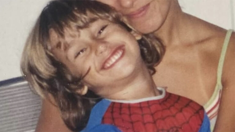 Quem é? Menino da foto se tornou protagonista de novela da Globo aos 25 anos